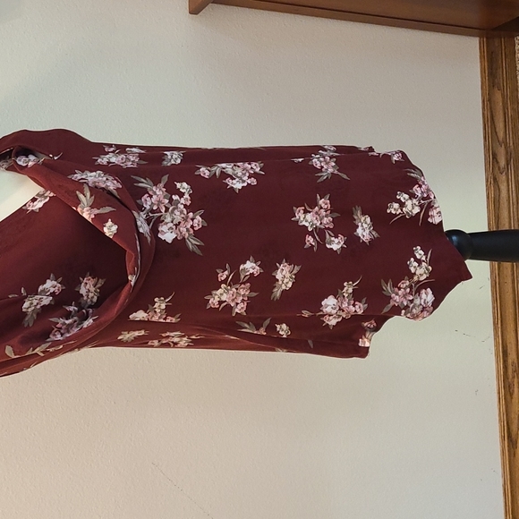 36. HP! Daytrip by Buckle floral blouse, back crochet inset, handkerchief hem - Picture 9 of 16